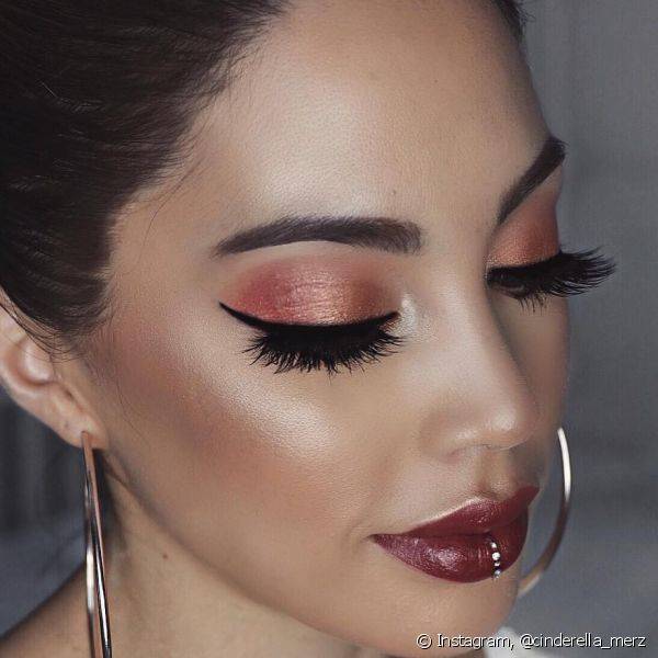 Para maquiagens de festa, a sombra laranja pode surgir com fundo avermelhado para marcar o olhar (Foto: Instagram @cinderella_merz)